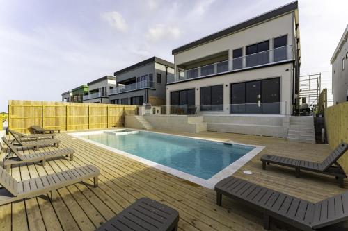 Πισίνα στο ή κοντά στο NEW Luxury Waterfront Home, With Pool, Sleeps 20