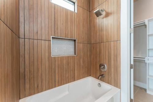 Ένα μπάνιο στο NEW Luxury Waterfront Home, With Pool, Sleeps 20