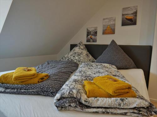 łóżko z żółtymi ręcznikami na górze w obiekcie Hogulu - gemütliches Appartement 17 direkt in der Altstadt w mieście Brandenburg an der Havel
