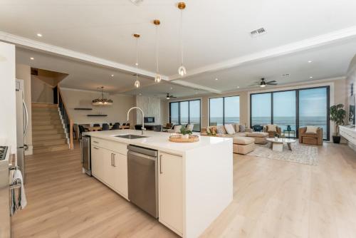 Η κουζίνα ή μικρή κουζίνα στο NEW Luxury Waterfront Home, With Pool, Sleeps 20