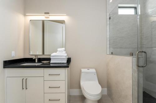 Ένα μπάνιο στο NEW Luxury Waterfront Home, With Pool, Sleeps 20