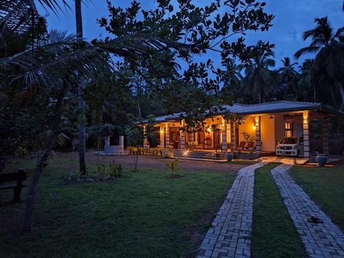 Taman di luar Sakun villa