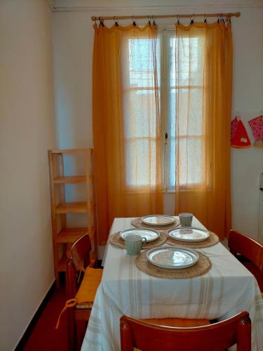 une table avec plaques et bols en dessus dans l'établissement L'Essentiel à Nice, à Nice