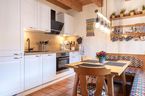 Kuchyň nebo kuchyňský kout v ubytování Bayerwaldchalet 2