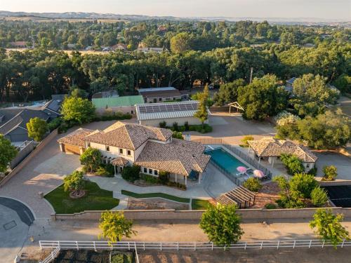 an overhead view of a house with a yard at Villa Allegria Luxe-Pool, Spa, Casita, Sleeps 12 in Templeton