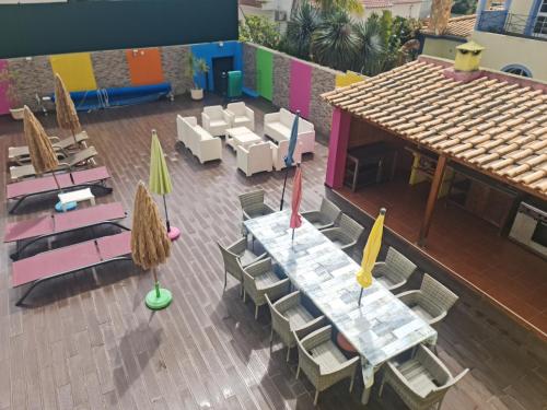an overhead view of a restaurant with a table and chairs at Villa do Lago in Silves