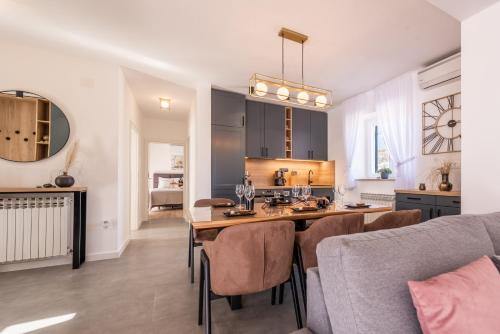 Η κουζίνα ή μικρή κουζίνα στο Villa Niko with heated pool