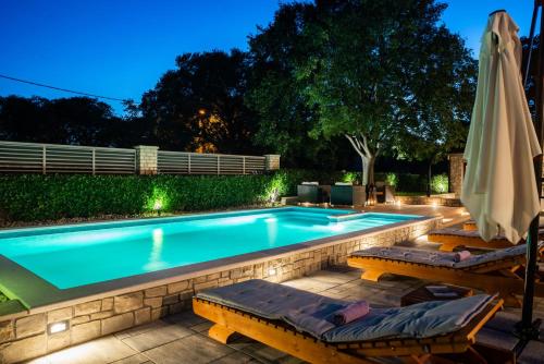 Πισίνα στο ή κοντά στο Villa Niko with heated pool