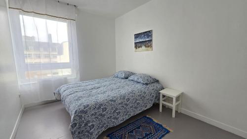 une petite chambre avec un lit et une fenêtre dans l'établissement Le Voyageur Coucher de soleil vue mer, à Berck-sur-Mer