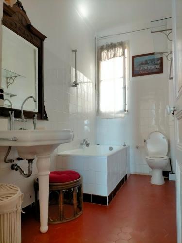 une salle de bain avec un lavabo, une baignoire et des toilettes dans l'établissement L'Essentiel à Nice, à Nice