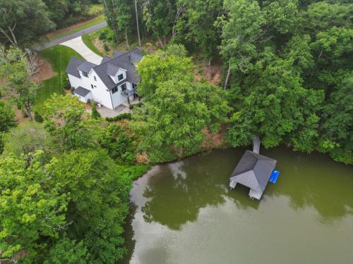 an aerial view of a house in the middle of a river at Vibes n Tides in Terrell