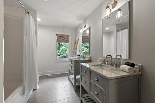 Φωτογραφία από το άλμπουμ του Luxury On Woodstream σε Mooresville
