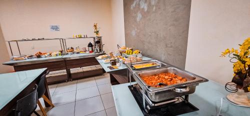 a buffet line with many different types of food at Hotel Parati in Parapuã