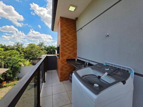 a bathroom with a sink on a balcony at Amplo 2 suítes + 2 quartos prox Paraguai in Foz do Iguaçu
