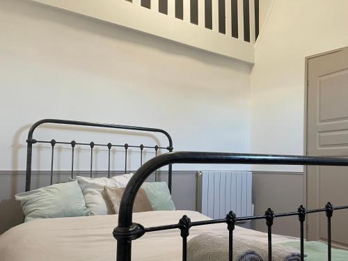 - une chambre avec un lit avec un cadre de lit en métal dans l'établissement Chambre XL, bureau & salle de bain privative - Centre ville de CREIL, à Creil