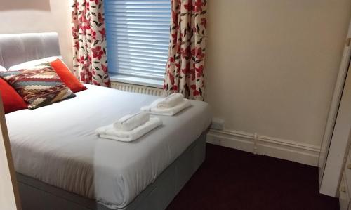 Ένα ή περισσότερα κρεβάτια σε δωμάτιο στο Stratford House Holiday Apartments