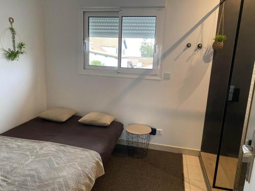 une chambre avec deux lits et une fenêtre dans l'établissement Maison avec piscine, à Tarnos