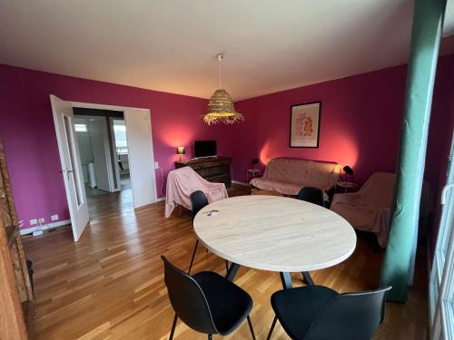 un salon avec une table et un canapé dans l'établissement Loft calme sur la rivière avec parking, à Lisieux