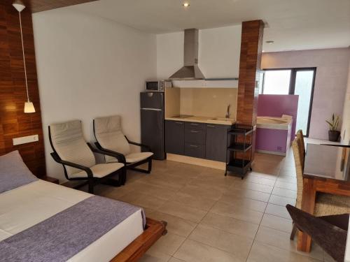 Kuchyň nebo kuchyňský kout v ubytování Apartamentos El Arrecife