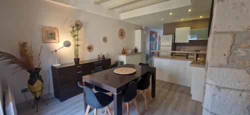 une cuisine et une salle à manger avec une table et des chaises dans l'établissement Les Arène Triplex Hyper Centre, à Bourges