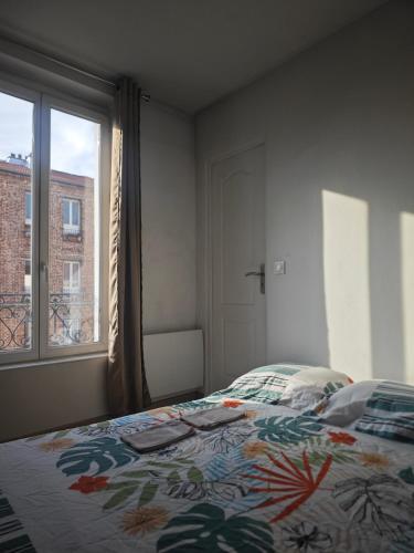 une chambre avec un lit et une fenêtre dans l'établissement Le Anatole, à Aubervilliers