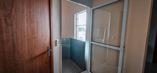 a bathroom with a shower with a glass door at Hotel Parati in Parapuã