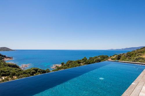 une piscine avec vue sur l'océan dans l'établissement Villa d'architecte - Piscine - Vue mer, à Calcatoggio