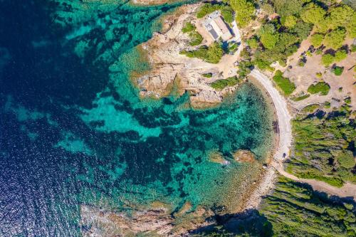 une vue aérienne d'une plage et de l'océan dans l'établissement Villa d'architecte - Piscine - Vue mer, à Calcatoggio