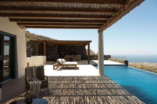 Bazén v ubytování Patina Vivera Estate Santorini nebo v jeho okolí