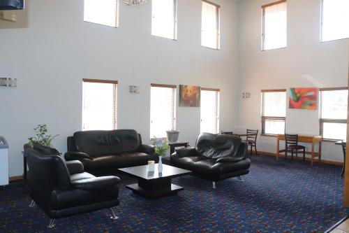 a waiting room with couches and a table and windows at Econo Lodge Inn & Suites Wisconsin Dells in Wisconsin Dells
