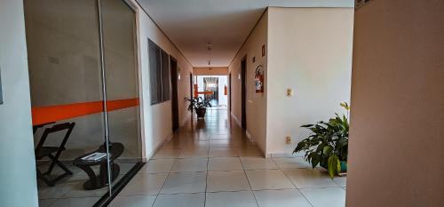 an empty hallway with a hallwayngth at Hotel Parati in Parapuã