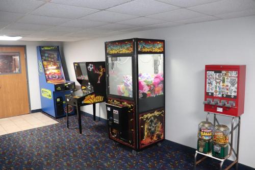 two arcade games and two video game machines in a room at Econo Lodge Inn & Suites Wisconsin Dells in Wisconsin Dells