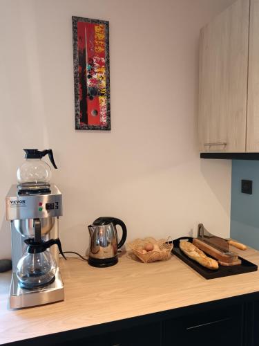 Una cocina o zona de cocina en Chambres d'hôtes BELLE-VUE -Vue sur château