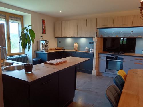Una cocina o zona de cocina en Chambres d'hôtes BELLE-VUE -Vue sur château