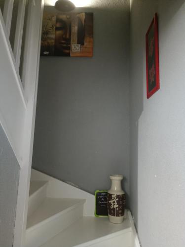 un coin d'une chambre avec un vase sur une étagère dans l'établissement Chambre d'hôtes petit déjeuner compris, à Carcassonne