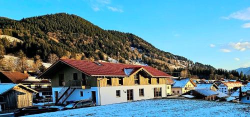 翁特拉梅尔高Oberland-Ferienwohnung-Ammertal-Wurmansau-inkl-Koenigscard的一座以山为背景的小城镇