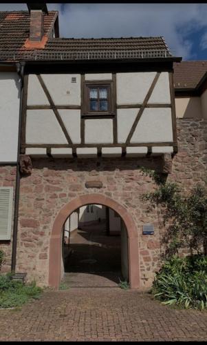 an archway in a building with a window at Amtsschreiber-Pförtchen Ferien Wohnung in Gemünden
