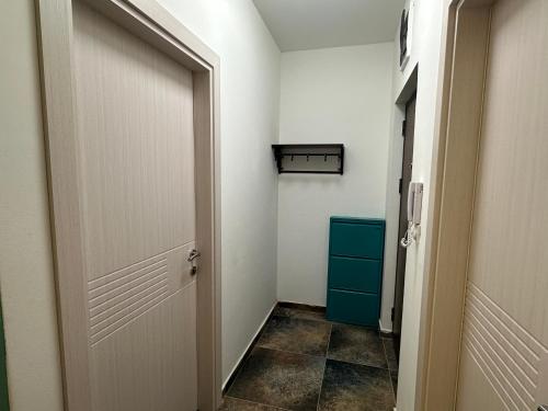 ein Flur mit einer Tür und einem blauen Schrank in der Unterkunft Mamma Mia in Skopje