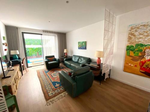 a living room with a couch and a chair at Casa ancora azul Fuseta in Fuzeta