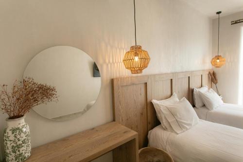 Ένα ή περισσότερα κρεβάτια σε δωμάτιο στο Azalea Luxury Villa