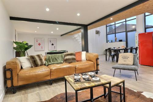 un salon avec un canapé et une table dans l'établissement Loft & Pop Billard, à Valence