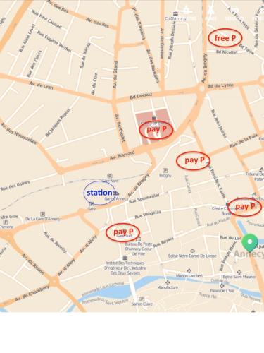 une carte de la ville de paris avec des cercles rouges dans l'établissement le studio du centre ville, à Annecy