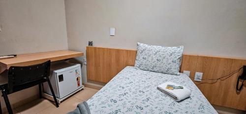 a small room with a bed and a piano at Hotel Parati in Parapuã