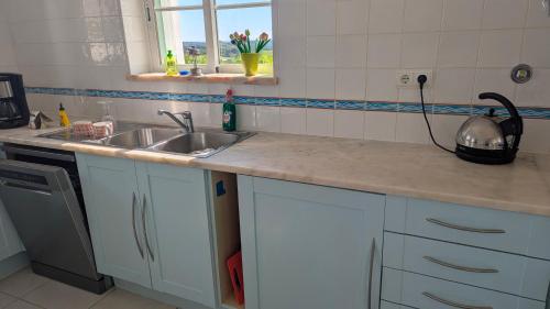 Dapur atau dapur kecil di Stunning Villa with Pool & View near beach