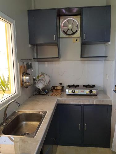 Η κουζίνα ή μικρή κουζίνα στο Studio apartment with pool and ocean views