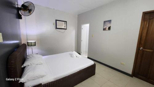 Postel nebo postele na pokoji v ubytování Studio apartment with pool and ocean views