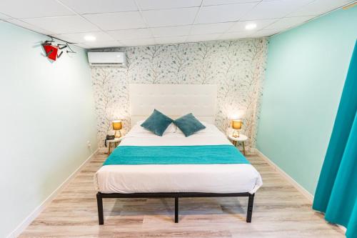 a bedroom with a bed and two lamps on two tables at Hotel Mexico in Madrid