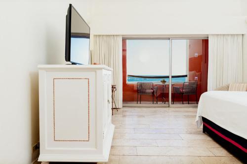 a hotel room with a bed and a television at Camino Real Zaashila Huatulco in Santa Cruz Huatulco