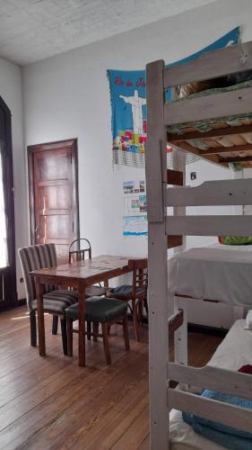 a room with a table and chairs and a bunk bed at Republica Hostel in San Pedro