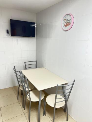 APARTAMENTO SITUADO EN EL CENTRO CON 3 HABITACIONES, DISPONE DE AIRE ACONDICIONADO Y WIFI A 150m DE LA PLAYA Y EL CASTILLO